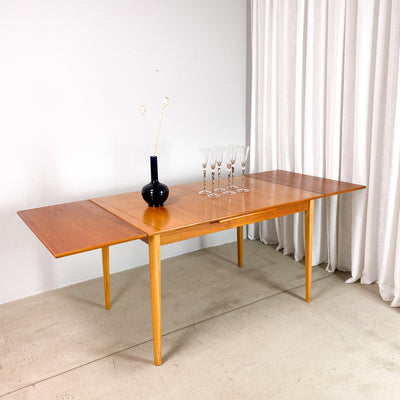Matbord i teak med utdragsskivor