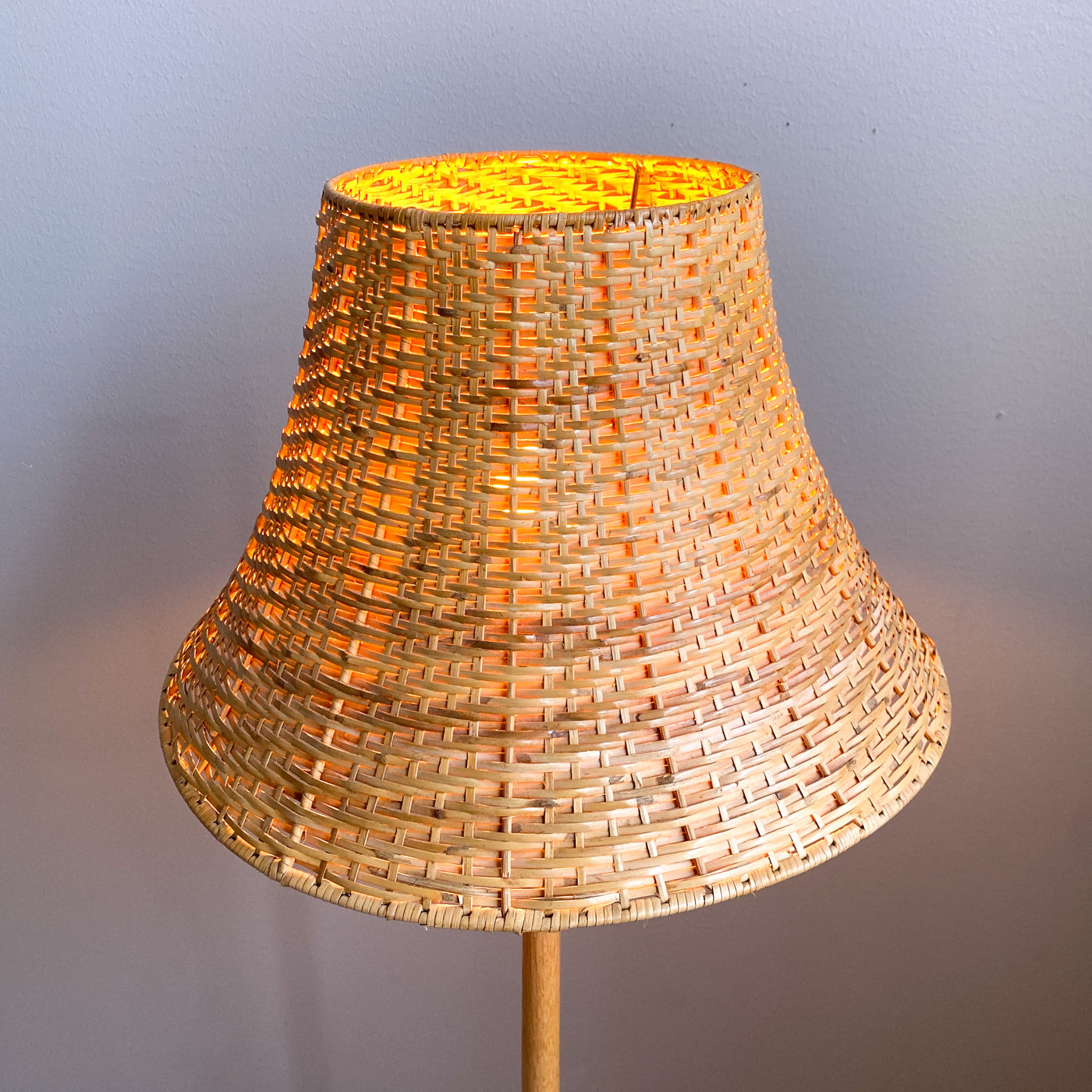 Golvlampa i ek med rottingskärm