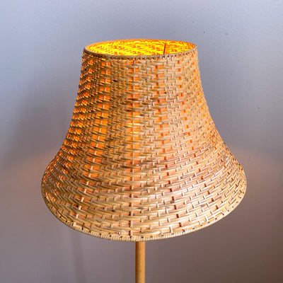 Golvlampa i ek med rottingskärm