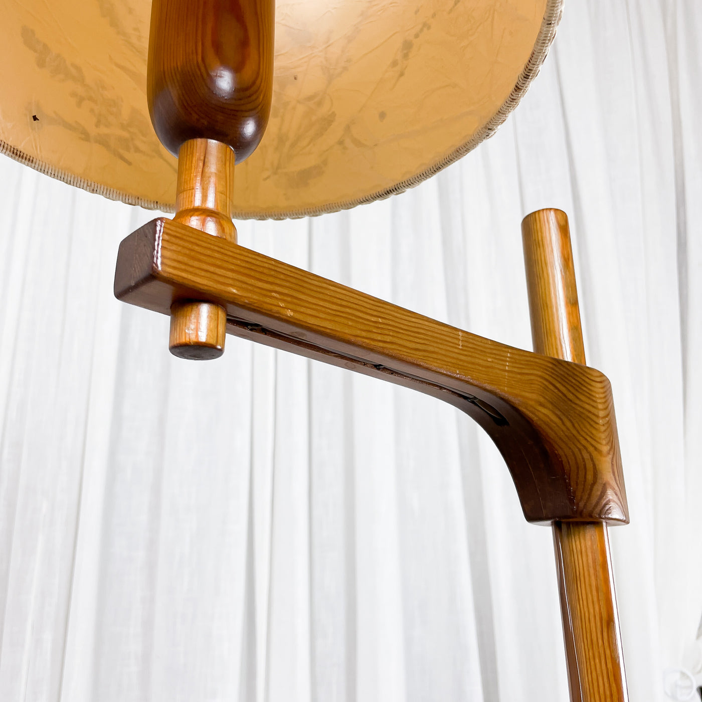 Golvlampa med arm