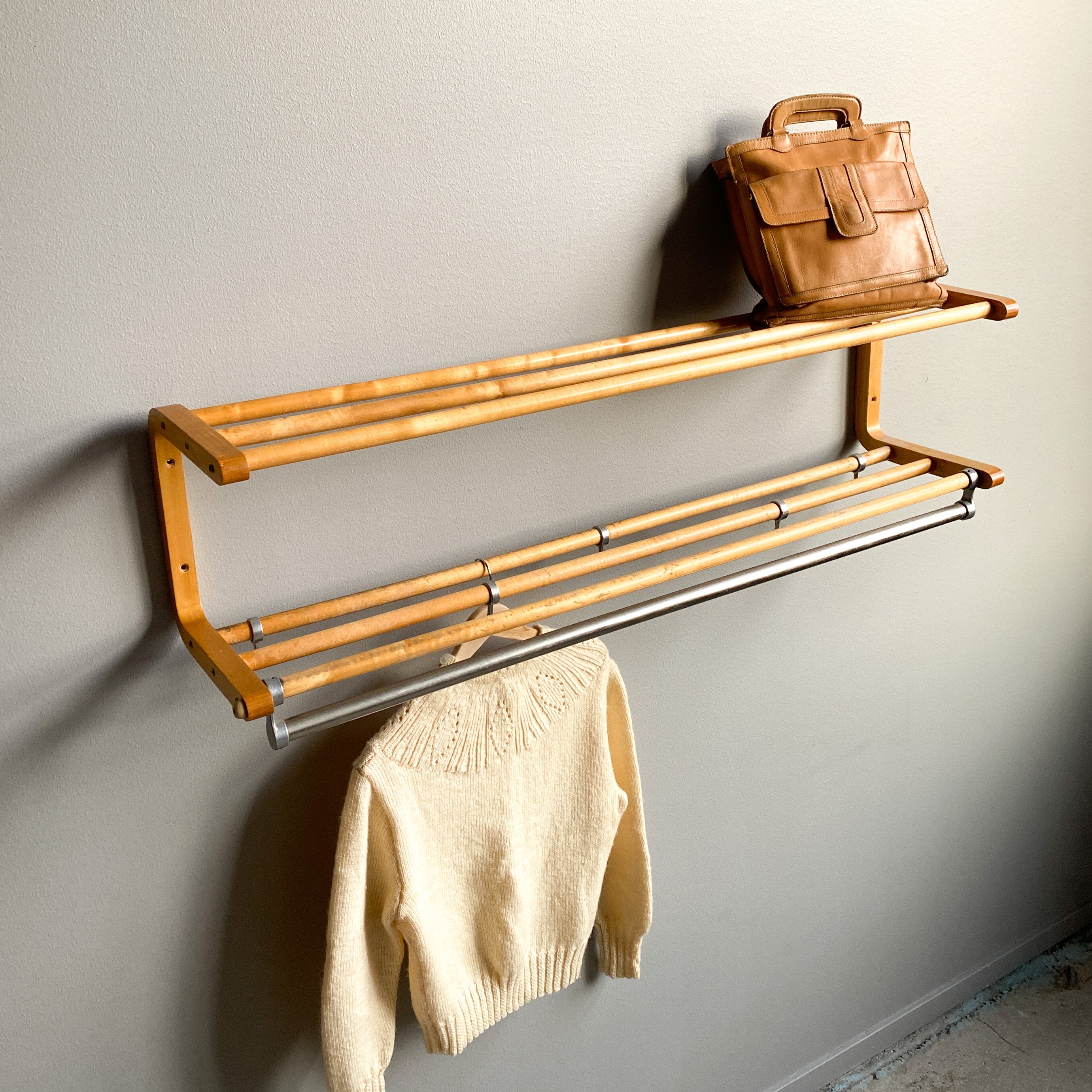 Hatthylla i trä -30/40-tal | Vintagebyrån | Second hand Varberg