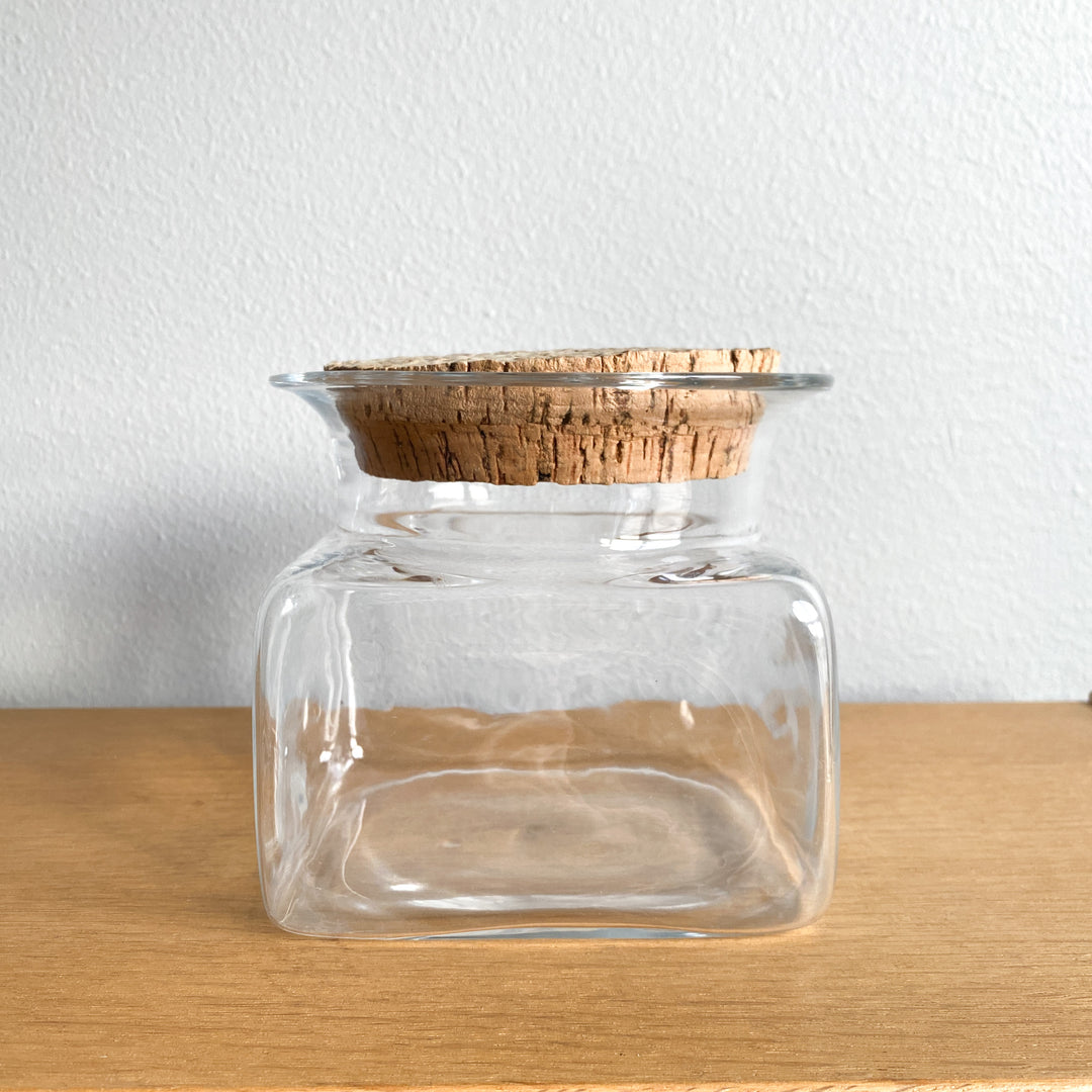 Seksual ayolning rafiqasi tatilda tanga kiyib, kuzatuvchilarni aldagan Voyaga etgan ayollar va yigitlar ishtirokidagi porno