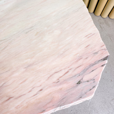 Soffbord i marmor - beige/rosa