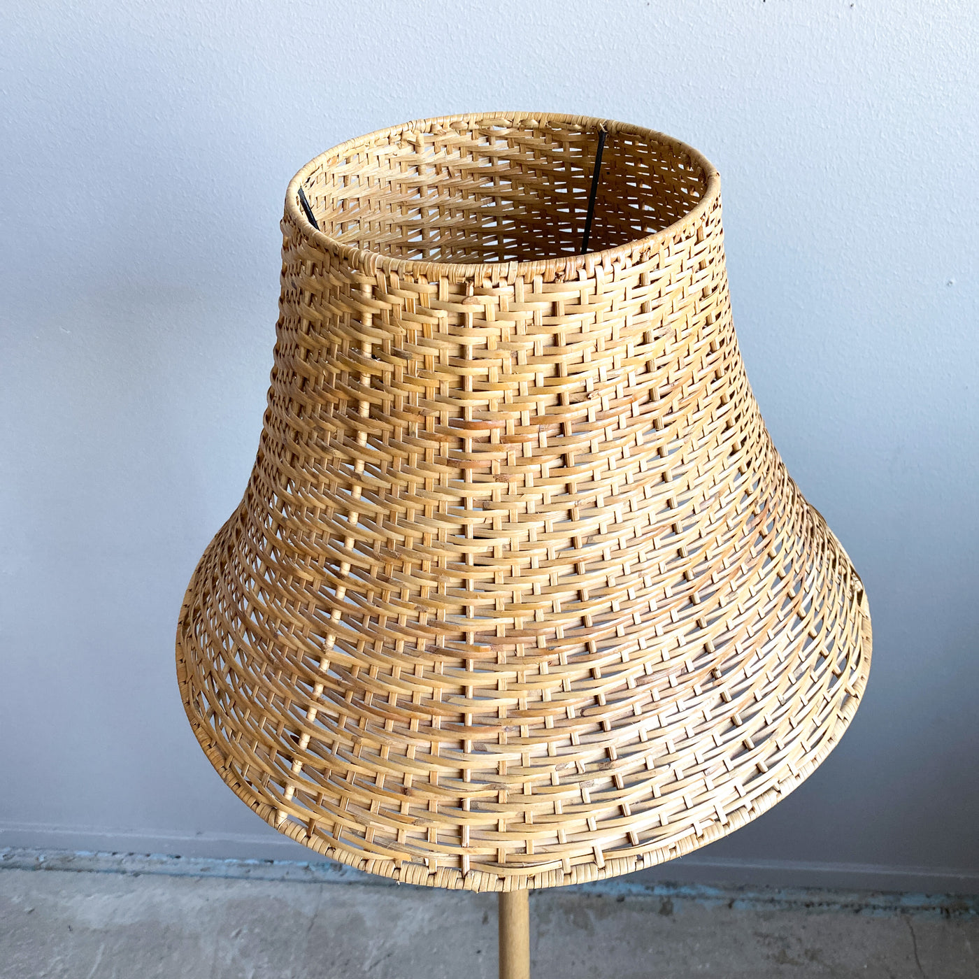 Golvlampa i ek med rottingskärm