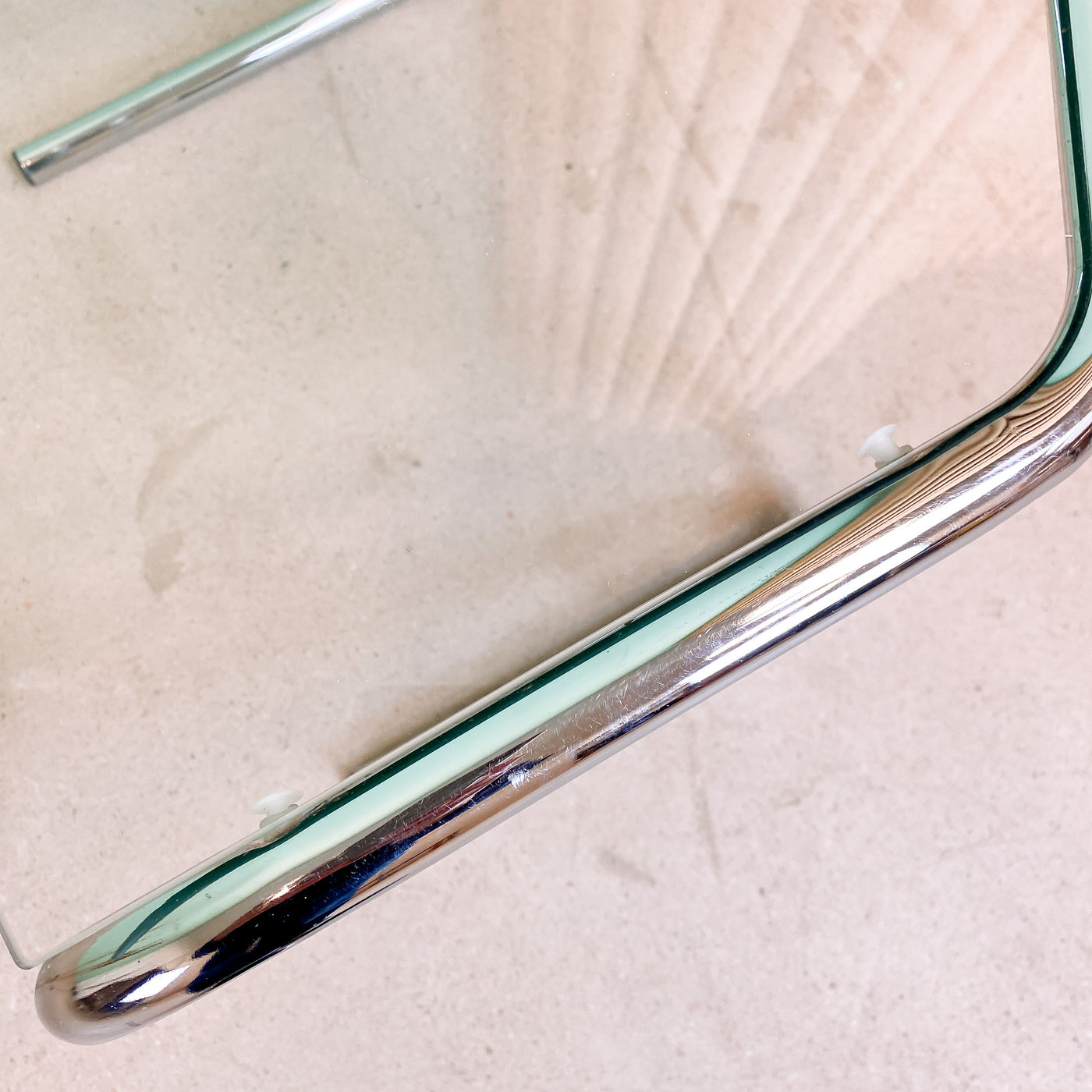 Sidobord i glas och krom