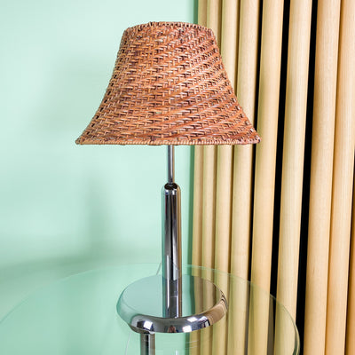 Bordslampa i krom med rottingskärm