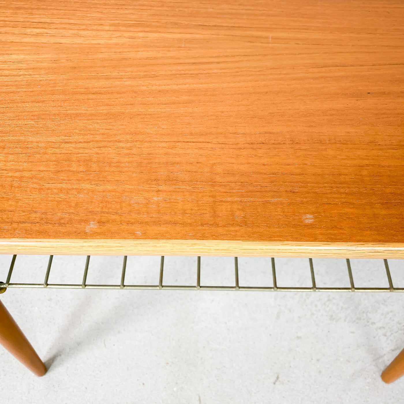 Sidobord i teak med stringhylla