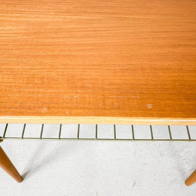 Sidobord i teak med stringhylla
