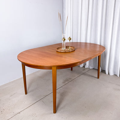 Runt matbord i teak