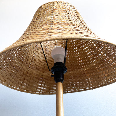 Golvlampa i ek med rottingskärm