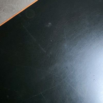 Bord/skrivbord med svart skiva