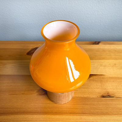 Liten lampa i furu och orange glas