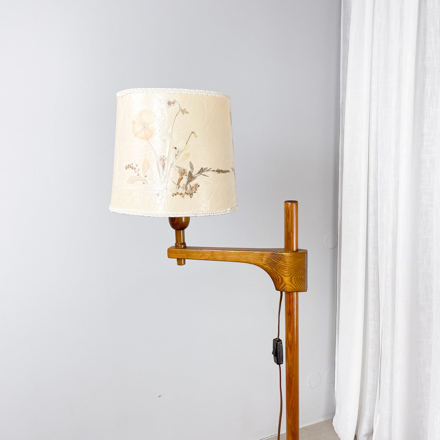 Golvlampa med arm