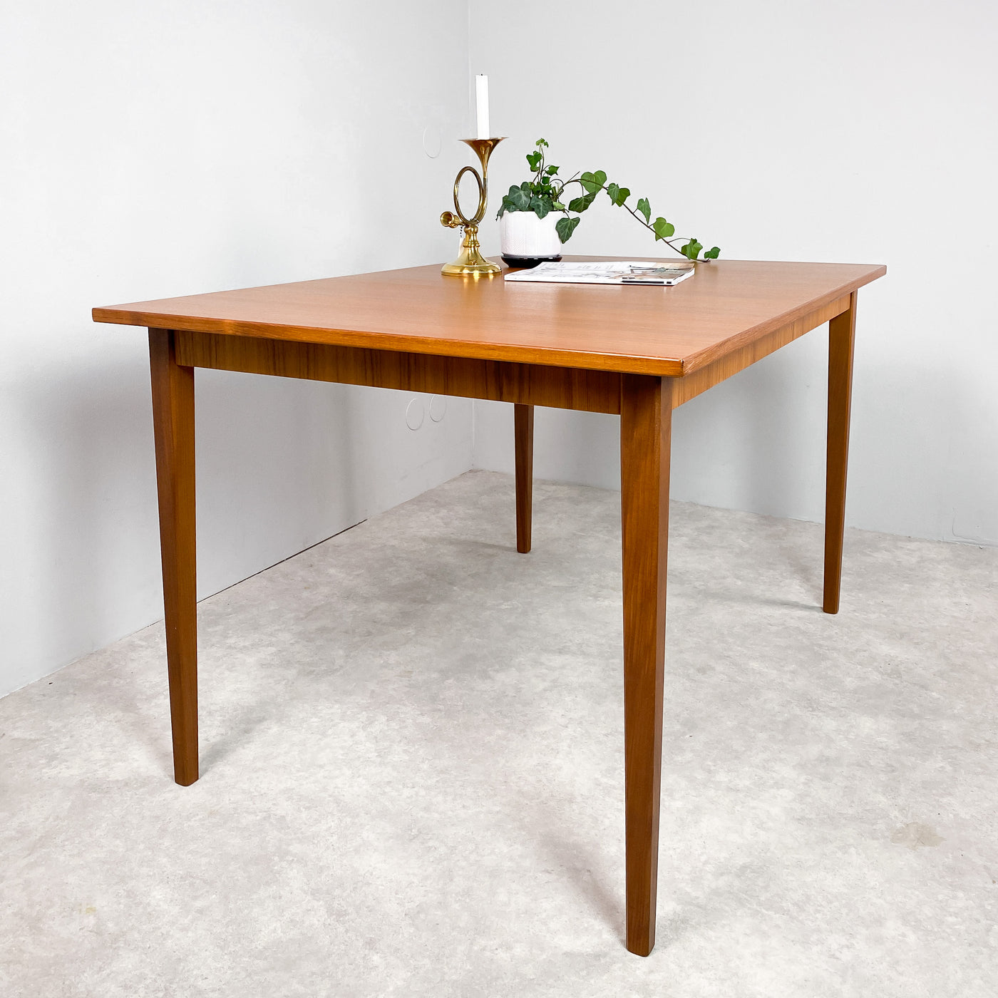 Matbord i teak