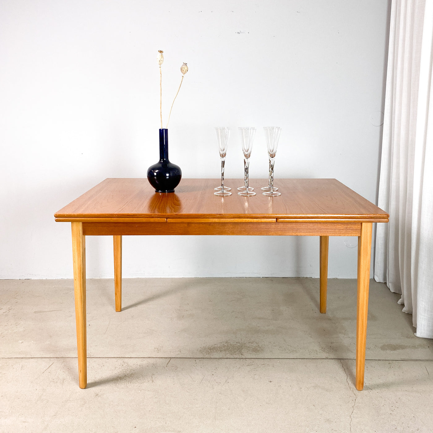 Matbord i teak med utdragsskivor