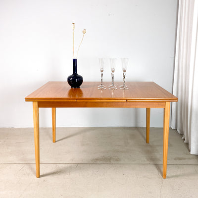 Matbord i teak med utdragsskivor