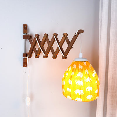 Saxlampa i teak med skärm i Svenskt Tenn tyg