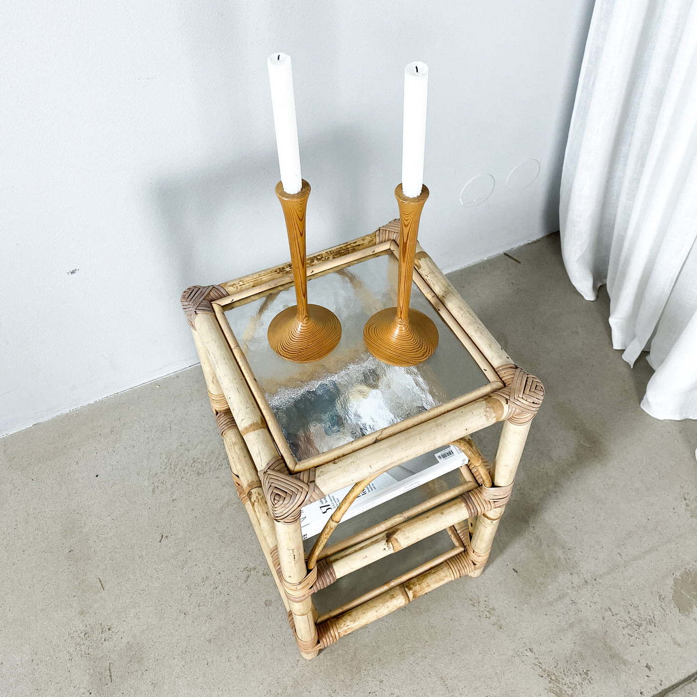 Sidobord/hylla i bambu och glas