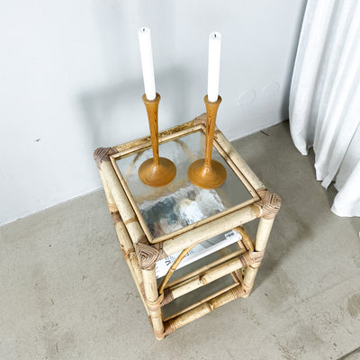 Sidobord/hylla i bambu och glas