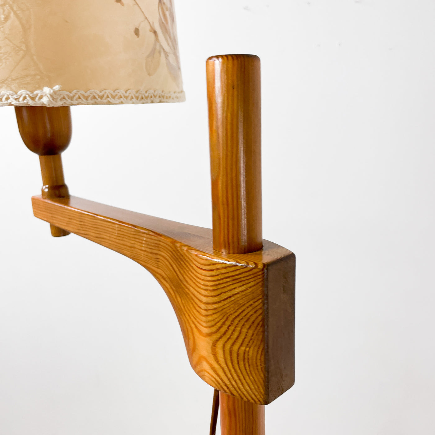 Golvlampa med arm