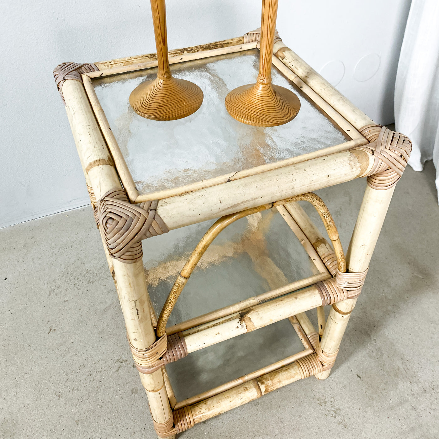 Sidobord/hylla i bambu och glas