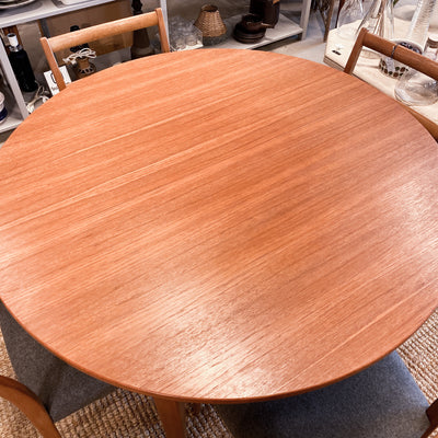 Runt matbord i teak