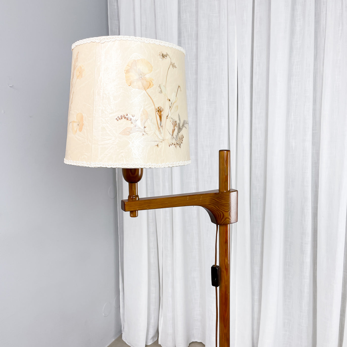 Golvlampa med arm