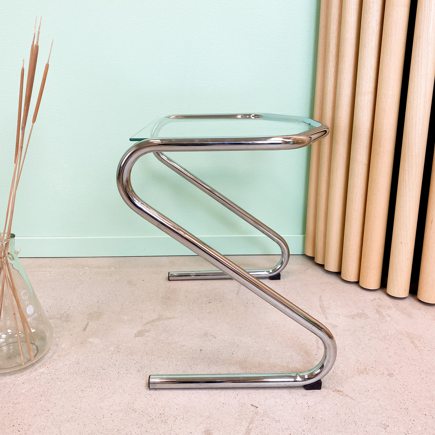 Sidobord i glas och krom