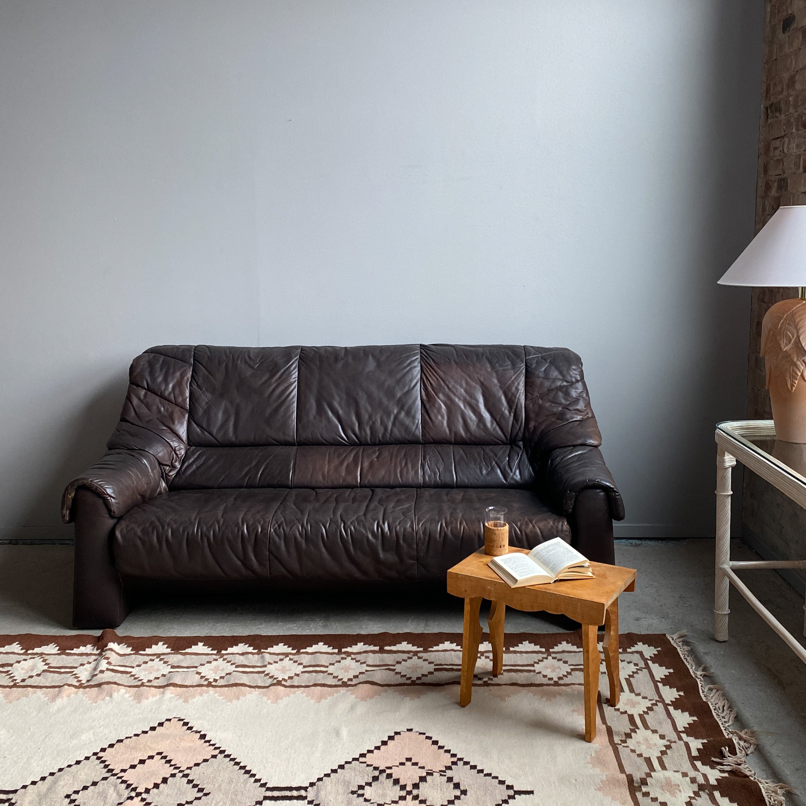 Mörkbrun skinnsoffa 80-tal - 3 sits | Vintagebyrån | Second hand Varberg