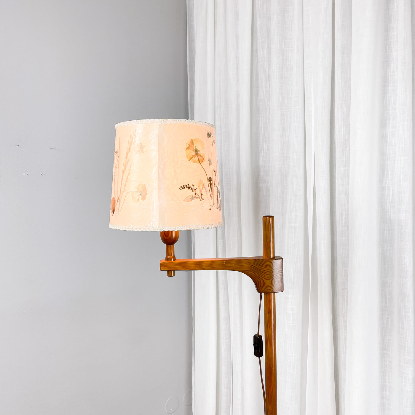 Golvlampa med arm
