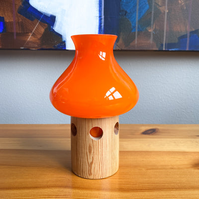 Liten lampa i furu och orange glas