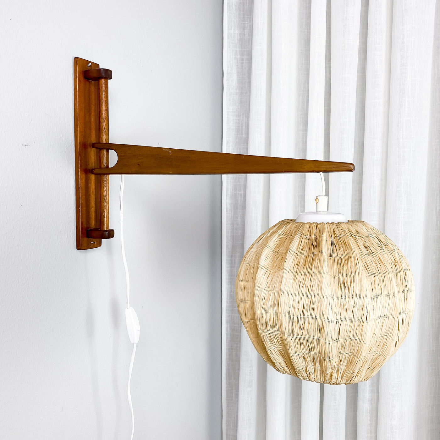 Vägglampa med rund skärm
