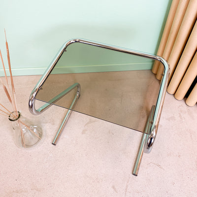 Sidobord i rökfärgat glas och krom