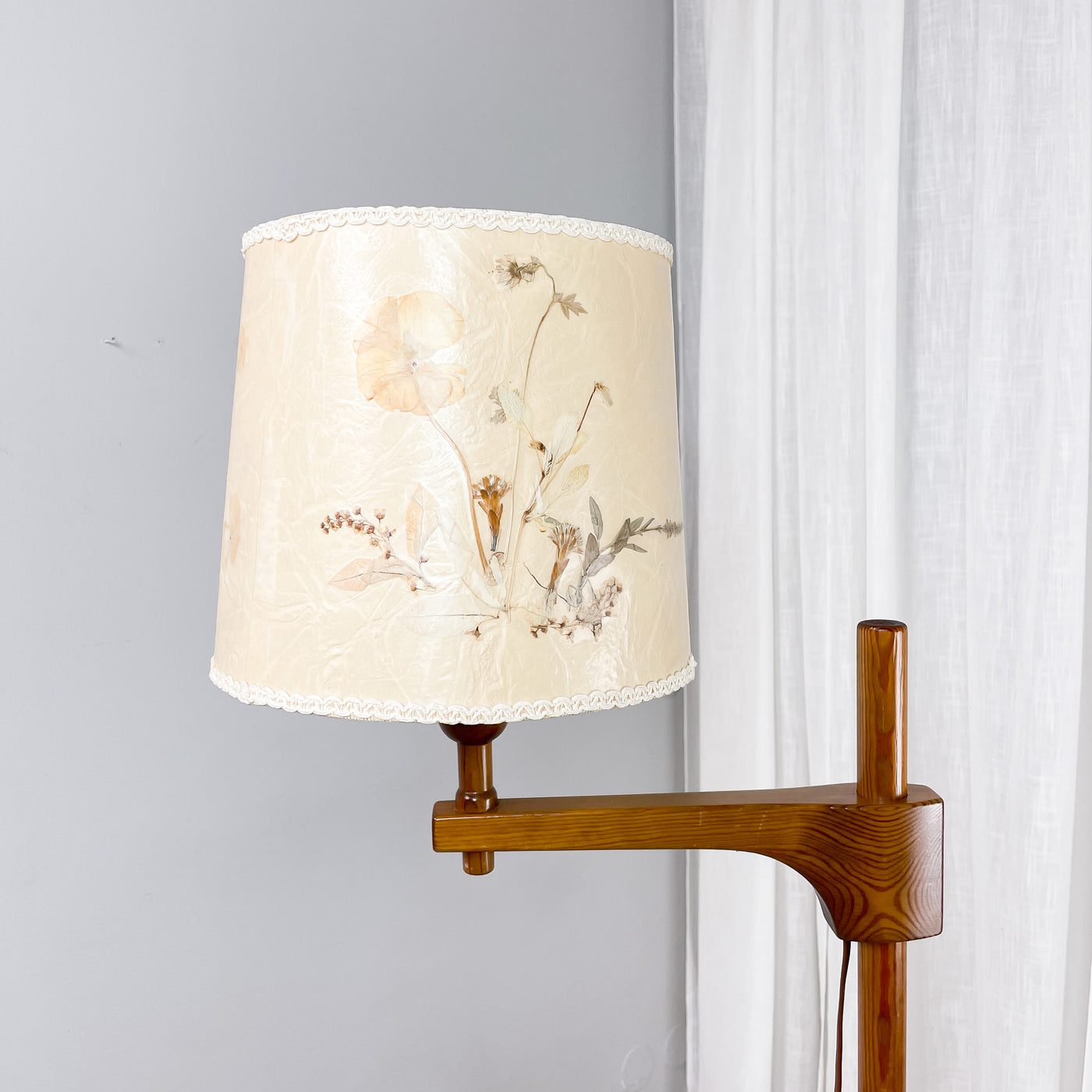 Golvlampa med arm
