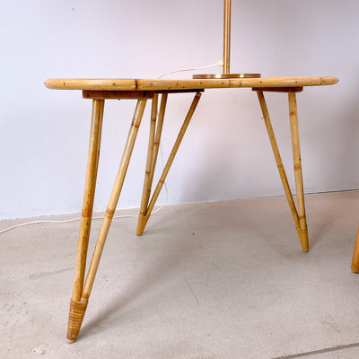 Njurformat bord i teak och bambu