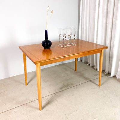Matbord i teak med utdragsskivor