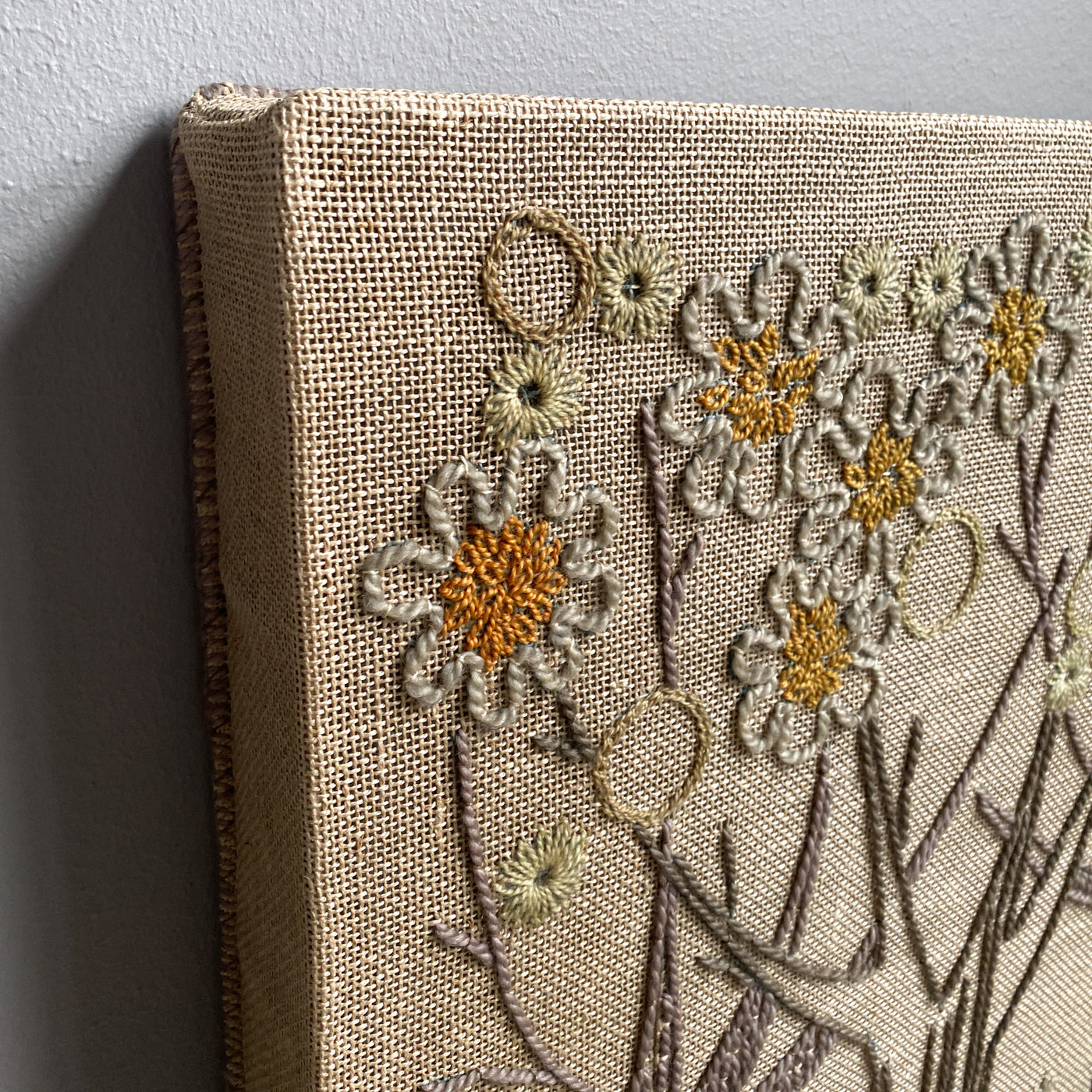 Vägglampa i broderad textil