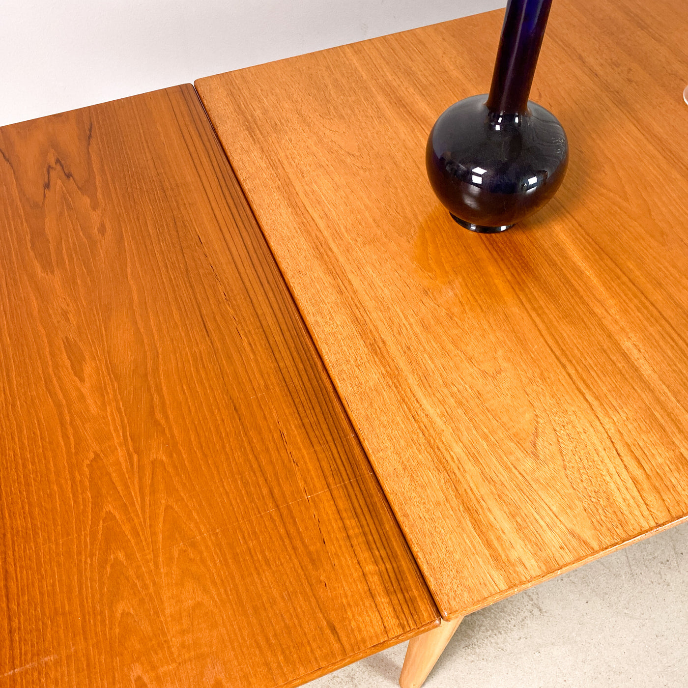 Matbord i teak med utdragsskivor