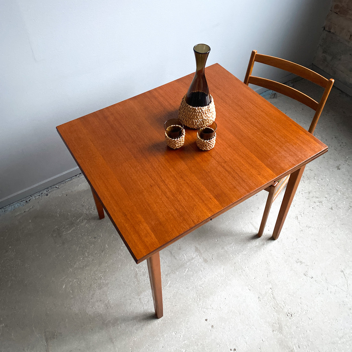Matbord i teak med utdragsskivor
