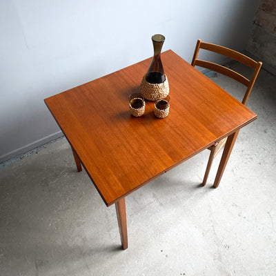 Matbord i teak med utdragsskivor