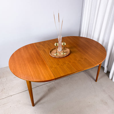 Runt matbord i teak