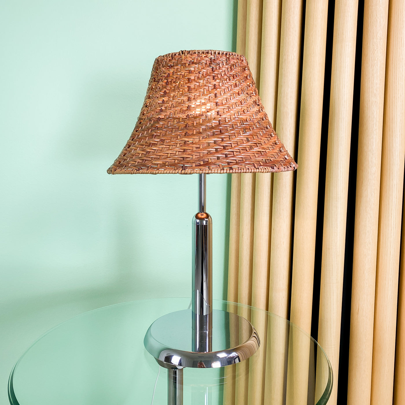 Bordslampa i krom med rottingskärm