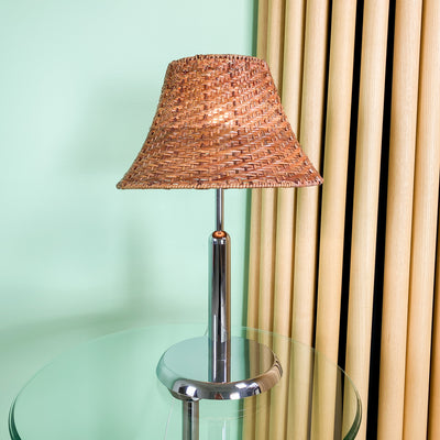 Bordslampa i krom med rottingskärm