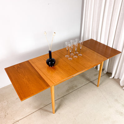 Matbord i teak med utdragsskivor