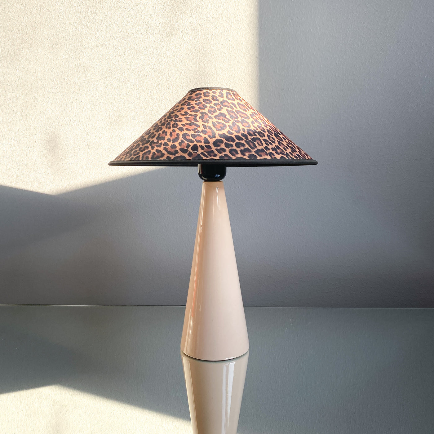 Bordslampa i puderrosa keramik med leopard skärm
