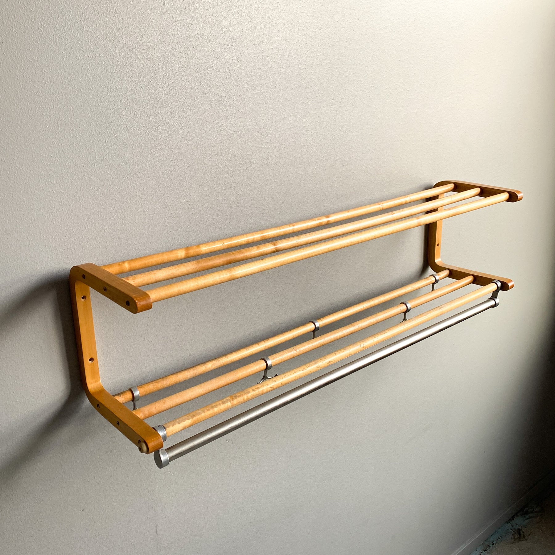 Hatthylla i trä -30/40-tal | Vintagebyrån | Second hand Varberg