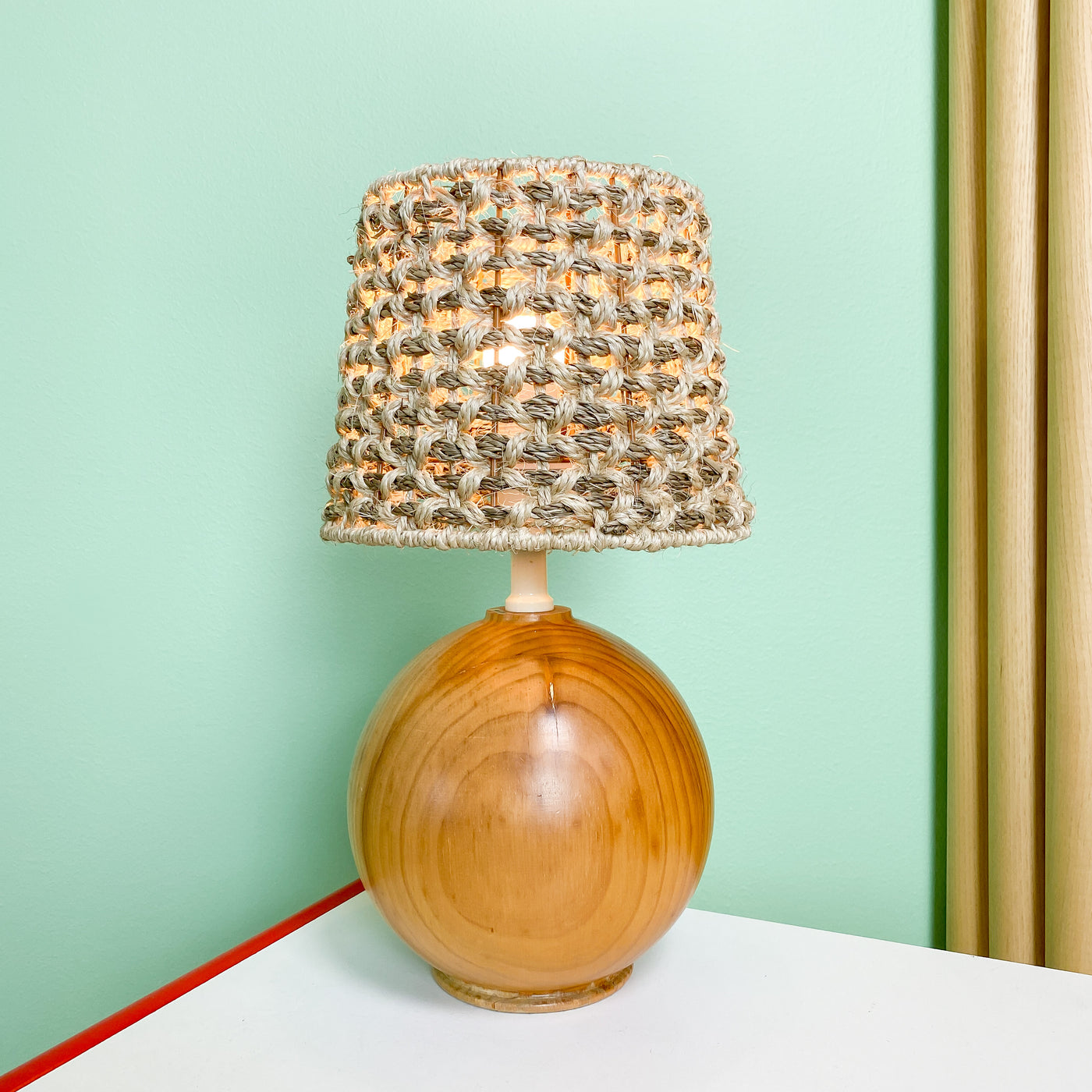 Bordslampa i furu