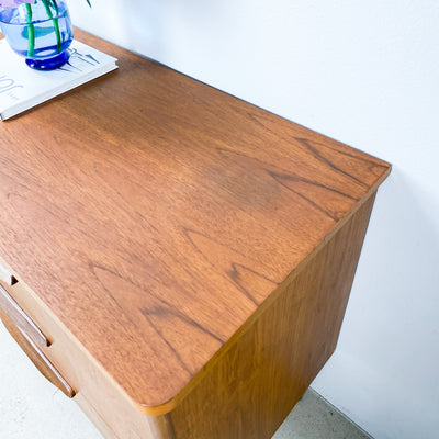 Byrå i teak med mässingsfötter