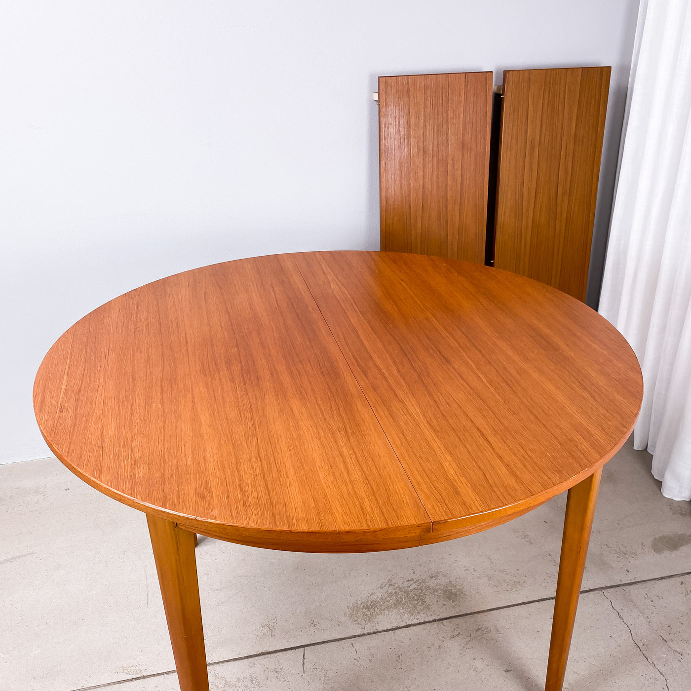 Runt matbord i teak