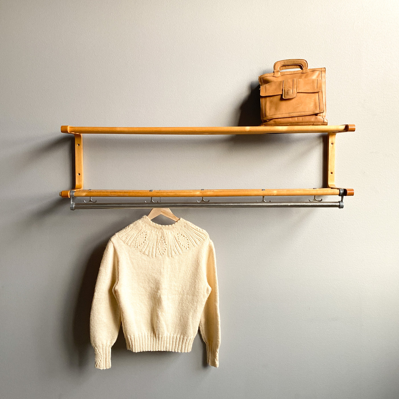 Hatthylla i trä -30/40-tal | Vintagebyrån | Second hand Varberg